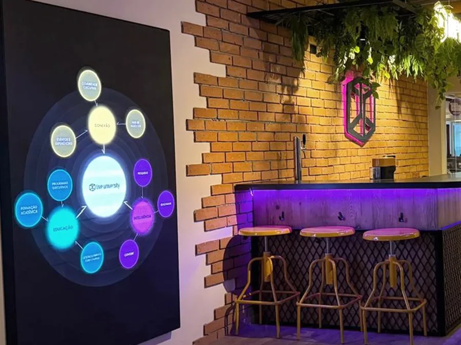 Área de convivência com bar e parede de tijolo